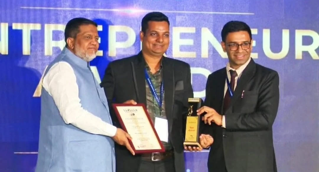 Rajat Agrawal, Director of RITS Computer College, receiving the Entrepreneur of the Year award at the Saksham Summit, Mumbai